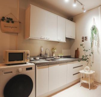 Nonhyeon-dong Apartment | Stay in joy Gangnam #선정릉역 도보4분 #올리모델링 #각방 에어컨 #무료 wifi #8인숙소 #호텔침구 #세탁건조기 #공항버스