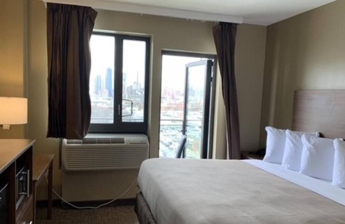 Queens House | Stay In NYC For A Bargain! Enjoy A Wonderful View Of The City From Your Window