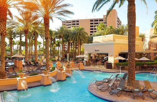 Las Vegas Hotel | Stay in the Heart of Las Vegas! 2 Spacious Units w/Living Area | Outdoor Pool