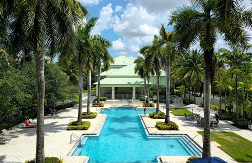 Ludlam Condo | Stay Near the Hardrock Stadium, King Studio