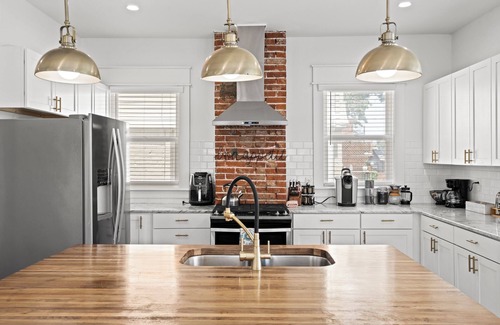 Hanover Place House | Stay on Main - Home Near Plaza, Westport & Downtown