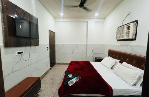 South Extension Hotel | Stay Residency Green Park Metro Gate no 1
