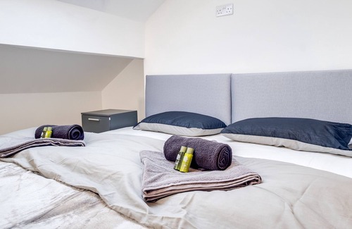 Bradford Apartment | Stay Smiling- Bradford City Centre