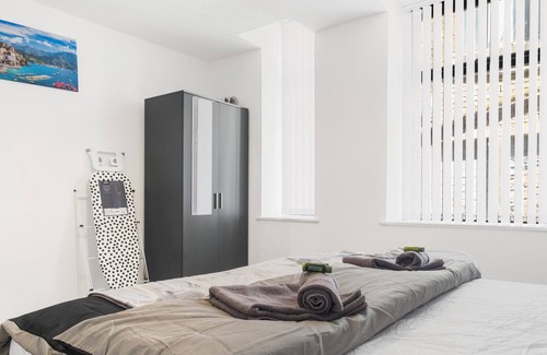 Bradford Apartment | Stay Smiling- Bradford City Centre