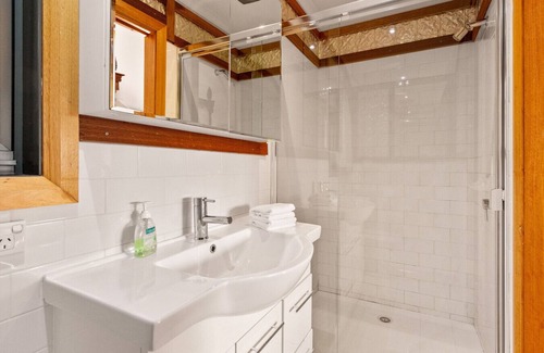 Mount Dandenong Cabin | StayAU Bayview Candlewick Suite SPA in Dandenong
