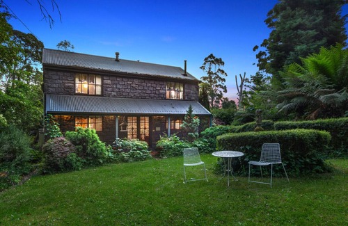 Mount Dandenong Cabin | StayAU Luxury Candlewick Cottage in Dandenong