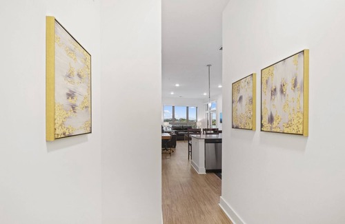 Second Ward Condo | StaysByWalker Uptown 3BR KingBeds/Gym/Parking/Desk