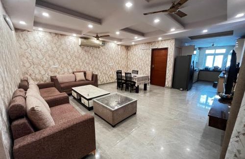 South West Apartment | Stella Homestay- Near Yashobhoomi