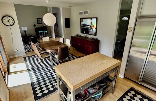 Glen Ellyn House | Step into the Past: Stylish 1970s Mid-Century VRBO for a Vintage Getaway!