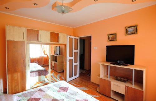 Tractorul Apartment | Stephanie Apartment