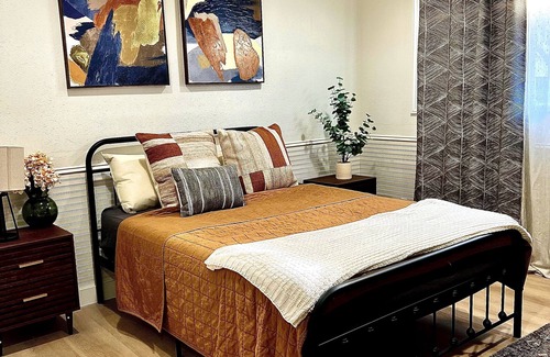 Newhall House | Steps away from Restaurants, bars, shops & more!