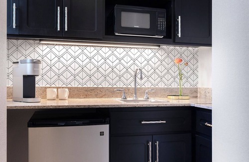 Turtle Bay Hotel | Steps Away from Times Square | Spacious Room w/Kitchenette and Living Area