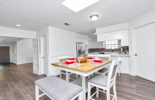 Humble House | Steps from airport- large spacious home to relax