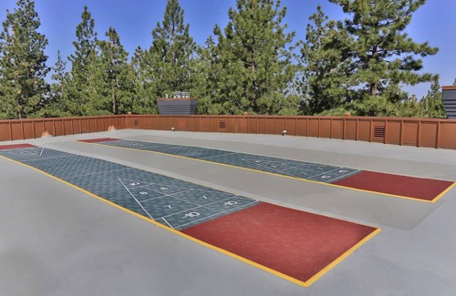 South Lake Tahoe Hotel | Steps from Heavenly: Spacious Hotel w/Pool, Tennis & Mountain Charm