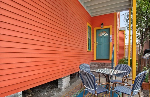 Milan House | Steps from St. Charles Avenue! Book both Chez Delachaise № 1 & № 2!