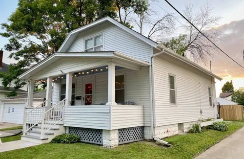 Mann House | Steps to Downtown Iowa City, Cozy and Colorful!