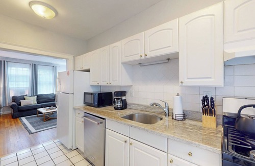 Brookline Apartment | Steps to Longwood Medical,MBTA,Boston,shopping,pkg