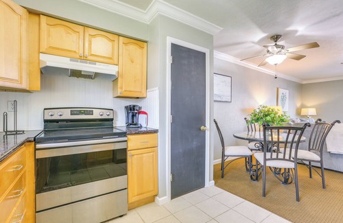 Mid Island Condo | Steps to Shore: Cozy Condo in Fort Myers Beach!