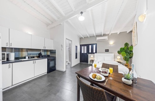 Esmeralda Apartment | Steps to the Beach | Stylish Equipped Getaway | Perfect For Two.