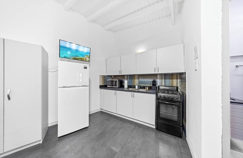 Esmeralda Apartment | Steps to the Beach | Stylish Equipped Getaway | Perfect For Two.