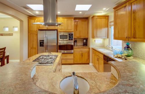 South Mission Beach House | Steps to the boardwalk & beach with AC, WiFi, spacious deck, prime location