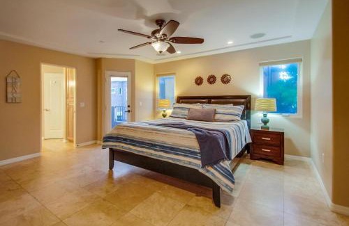 South Mission Beach House | Steps to the boardwalk & beach with AC, WiFi, spacious deck, prime location