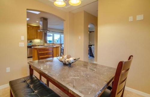 South Mission Beach House | Steps to the boardwalk & beach with AC, WiFi, spacious deck, prime location