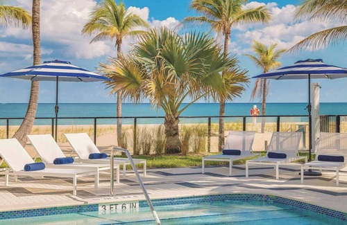 Lauderdale-by-the-Sea Hotel | Steps to the Beach! Beach Access, Pool, Close to Bay View Drive Park