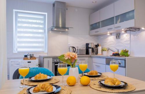 Heiligenwald Apartment | Stilvolles Design-Apartment in Schiffweiler - Self-Check-in - 2 Parkplätze - WLAN - Balkon mit Gartenzugang - private Terrasse -ruhig gelegen - Nähe See & Wald - bis 4 Pers