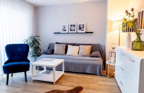 Heiligenwald Apartment | Stilvolles Design-Apartment in Schiffweiler - Self-Check-in - 2 Parkplätze - WLAN - Balkon mit Gartenzugang - private Terrasse -ruhig gelegen - Nähe See & Wald - bis 4 Pers