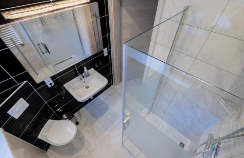 Heiligenwald Apartment | Stilvolles Design-Apartment in Schiffweiler - Self-Check-in - 2 Parkplätze - WLAN - Balkon mit Gartenzugang - private Terrasse -ruhig gelegen - Nähe See & Wald - bis 4 Pers
