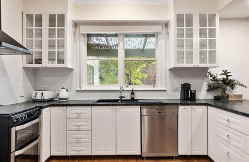 Mansfield Cottage | Stirling Homestead set on a beautiful historical 75-acre property.