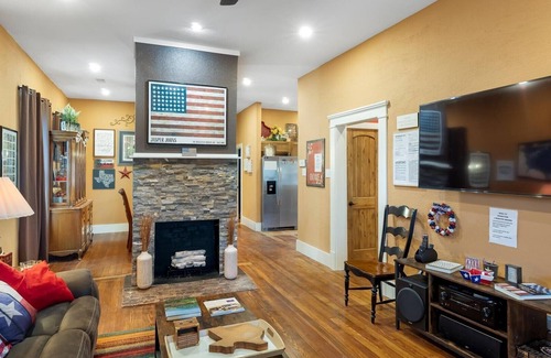Fort Worth House | Stockyards-3/4 mile away!-Sleeps 8-Americana House, TCU close by