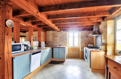 Saint-Leon-sur-Vezere Ski Chalet | Stone house at the foot of La Vézère, for 6