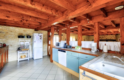 Saint-Leon-sur-Vezere Ski Chalet | Stone house at the foot of La Vézère, for 6