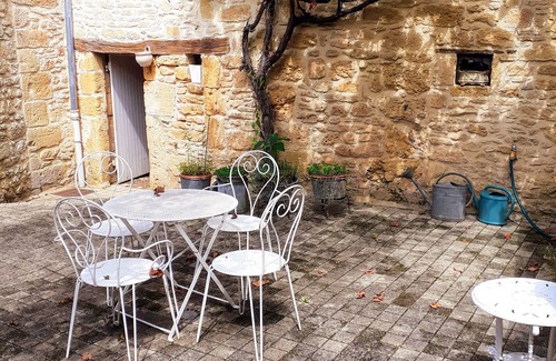 Saint-Leon-sur-Vezere Ski Chalet | Stone house at the foot of La Vézère, for 6