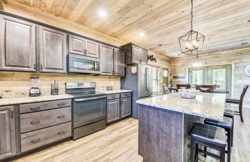 Gatlinburg - Pigeon Forge Cabin | Stone Mountain Lodge 4 Bedroom Cabin by RedAwning