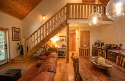 Fleetwood House | Stone's Throw Bungalow- Hot Tub, Modern & Updated, Sleeps 2