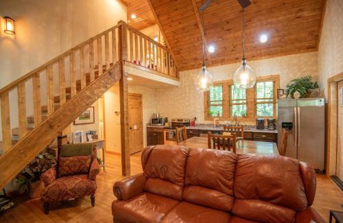 Fleetwood House | Stone's Throw Bungalow- Hot Tub, Modern & Updated, Sleeps 2