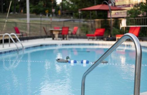 Eureka Springs Apartment | Stonegate Lodge King Bed Fast WiFi 50in Roku TV Salt Water Pool Room # 304