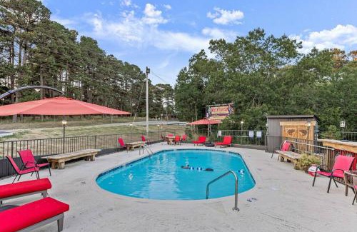 Eureka Springs Apartment | Stonegate Lodge King Bed WIFI 50 in Roku TV Salt Water Pool Room # 101