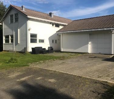 Leknes Villa | Stor villa på Leknes