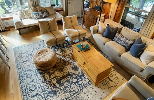 Trent Lakes House | Stornoway Cottage just 5 ft from White Lake