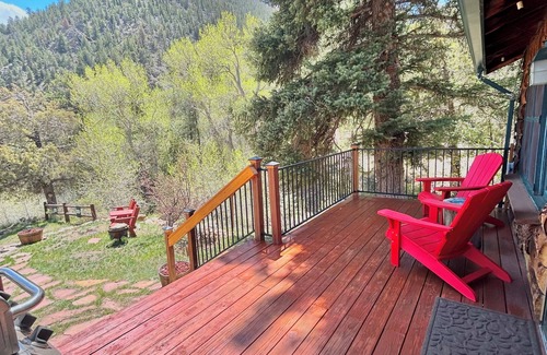 Bellvue Cabin | Storybook Cabin - Private Stream, Incredible Canyon View, Starlink Internet