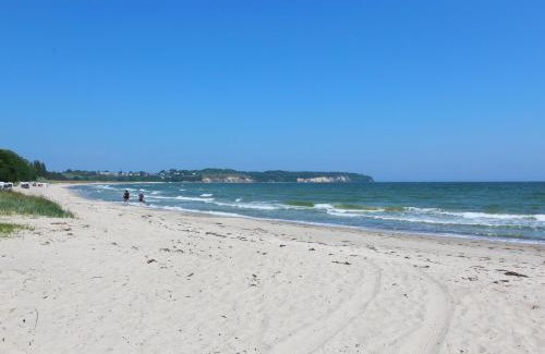 Lobbe Apartment | strandnahe FeWo mit Terrasse, gratis Nutzung vom AHOI Erlebnisbad und Sauna in Sellin - Rex Rugia FeWo 13-2
