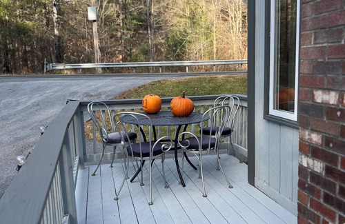 Wardsboro House | Stratton & Mountain Snow/3-bedroom bungalow/Hot Tub/Sauna/Pave Driveway