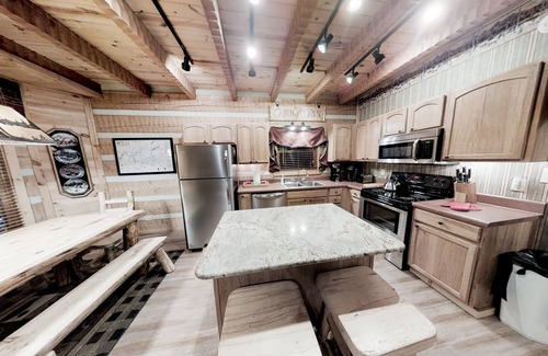 Gatlinburg - Pigeon Forge Cabin | Streamsong Secluded Creek View Cabin with Hot Tub and Pool Table by RedAwning