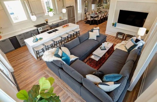 Faubourg Lafayette Hotel | Striking Radiant Unit With Heated Pool