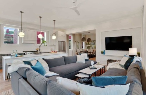 Faubourg Lafayette Hotel | Striking Radiant Unit With Heated Pool