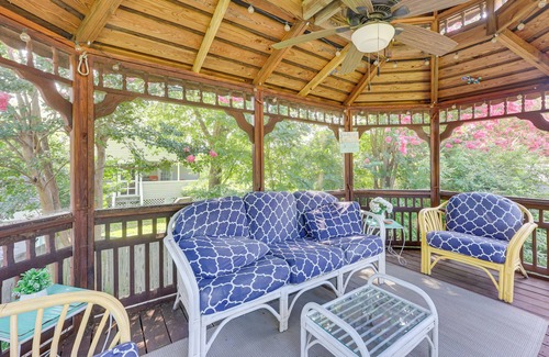 Colonial Beach House | Stroll, Shop & Dine: Cozy Colonial Beach Bungalow
